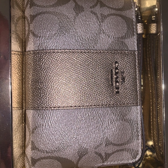 NEW NEVER USED STILL TIED INTO BOX Gorgeous Coach wristlet - Picture 2 of 6
